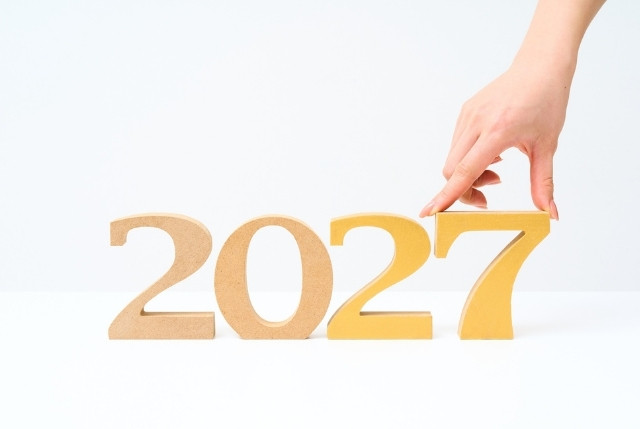 2027の数字の上に置かれた手