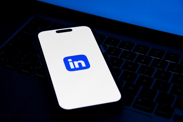 LinkedInのアプリをインストールしたスマホ