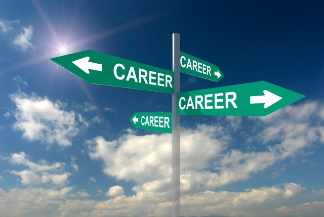 青空の下で四方に“CAREER”と書かれた矢印が伸びる道標