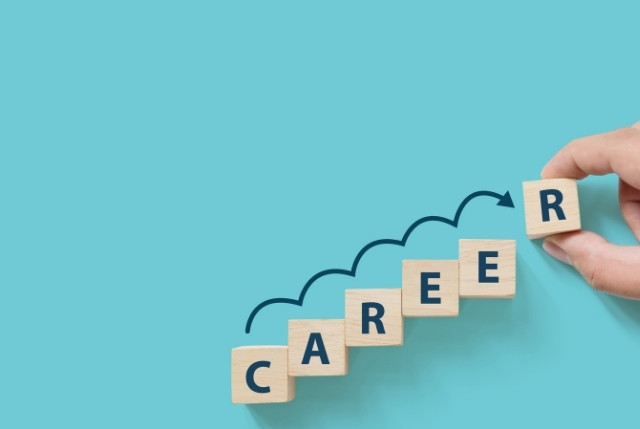 CAREERと書かれた木のブロックの上をステップアップしている矢印
