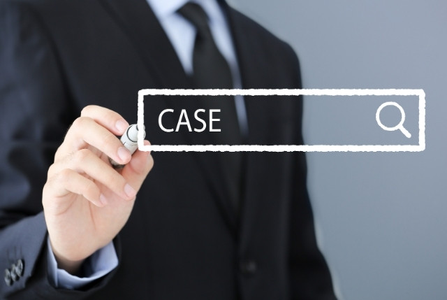 スーツ姿のビジネスマンが検索窓に「CASE」と書き込む様子。外国人雇用に関する事例紹介や成功事例・ケーススタディを探すイメージ。
