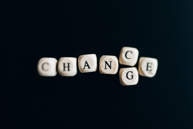 Change・Chanceと書かれた木のブロック