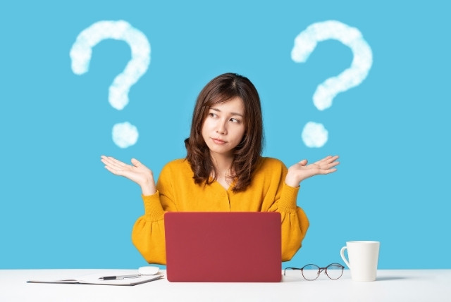 2つの制度の違いについて考えている女性