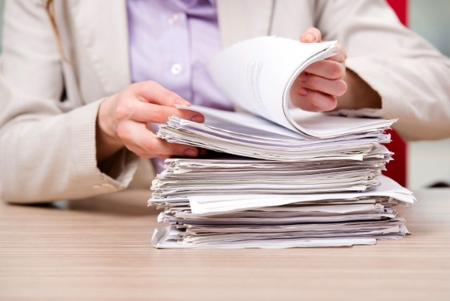 申請書類の準備をしている受け入れ企業の担当者