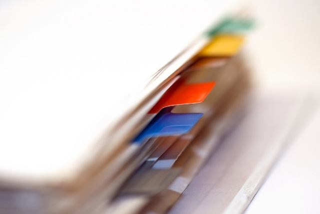 特定技能外国人採用に必要な書類を収めたファイルフォルダー