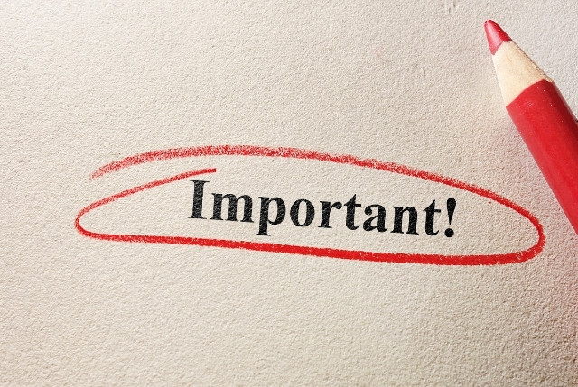 紙に書かれた『Important!』の文字が赤鉛筆で丸く囲まれている様子。注意や重要事項を強調するイメージ