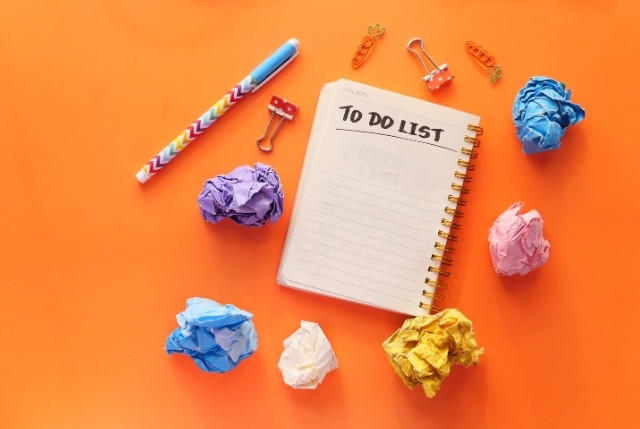 TO DO LISTと書かれたノートブックと丸めた紙とペン